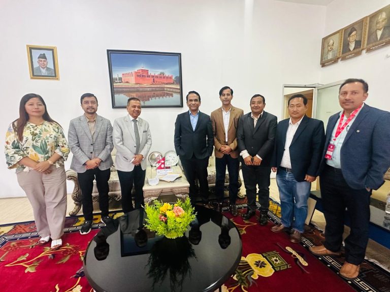 शेयर बजारको अस्वाभाविक गिरावटबारे ध्यानाकर्षण गर्न लगानिकर्ताहरुले बुझाए  संयुक्त ज्ञापनपत्र