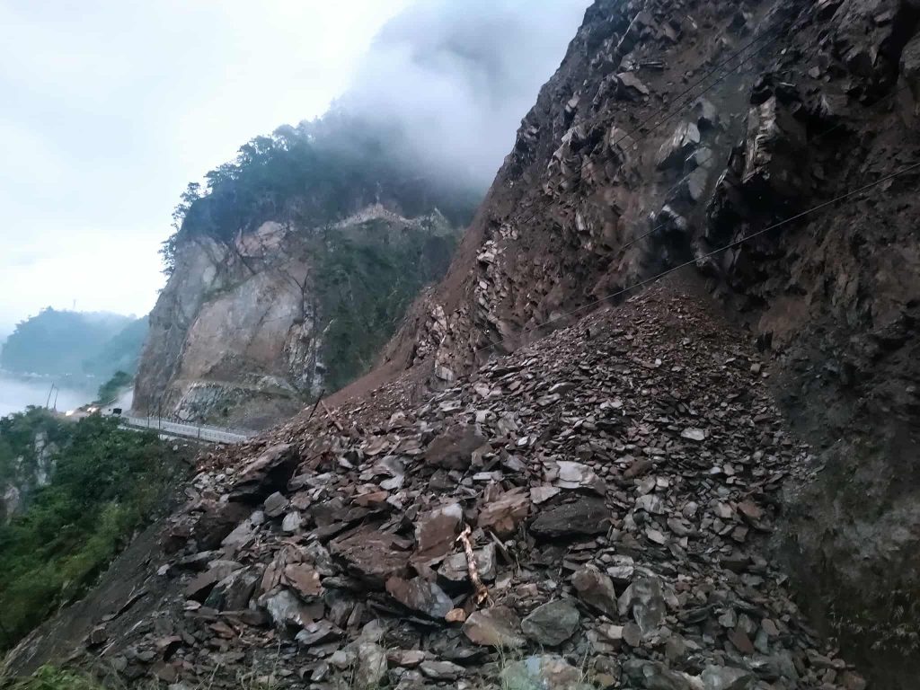 पहिरो र बाढीले विभिन्न सडकमा यातायात प्रभावित