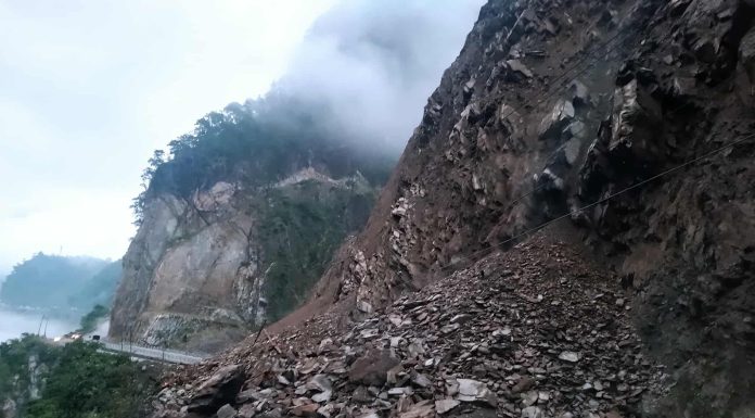 १६ घण्टादेखि ठप्प छ, नारायणगढ–मुग्लिन सडक, खुल्ने समय अनिश्चित