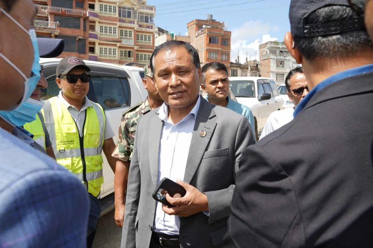 सुर्यविनायक–धुलिखेल सडक अनुगमन गर्न पुगे मन्त्री घिसिङ, चाडपर्वअघि खाल्डाखुल्डी पुर्न निर्देशन