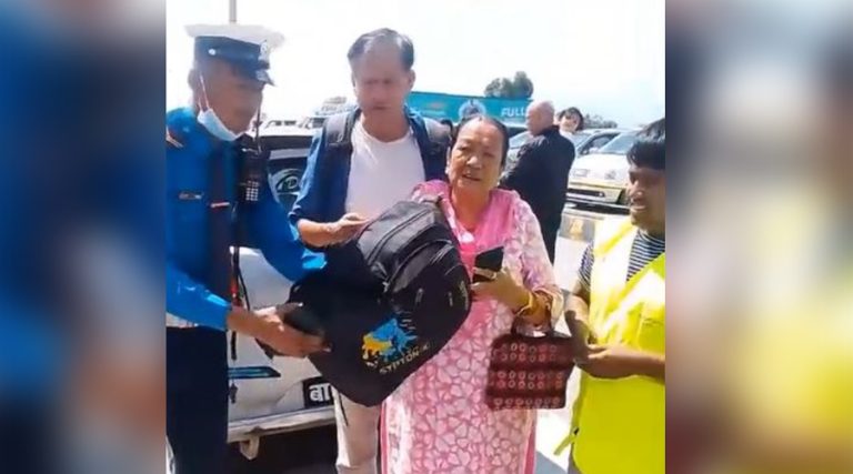 हराएको गहना र नगद रकम ट्राफिक प्रहरीले फेला पारेर दियाे फिर्ता