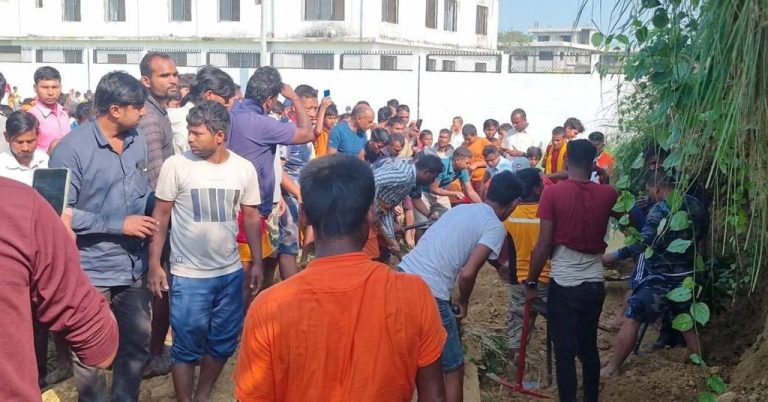 बारामा माटोको ढिस्कोमा पुरिएर २ काे मृत्यु ६ घाइते
