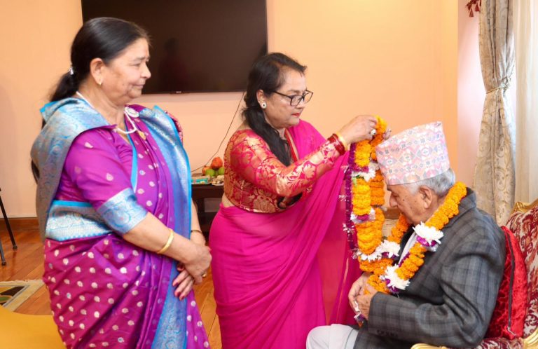 राष्ट्रपति पौडेलबाट शुभसाईतमा बहिनीहरूबाट तिहारको टीका ग्रहण