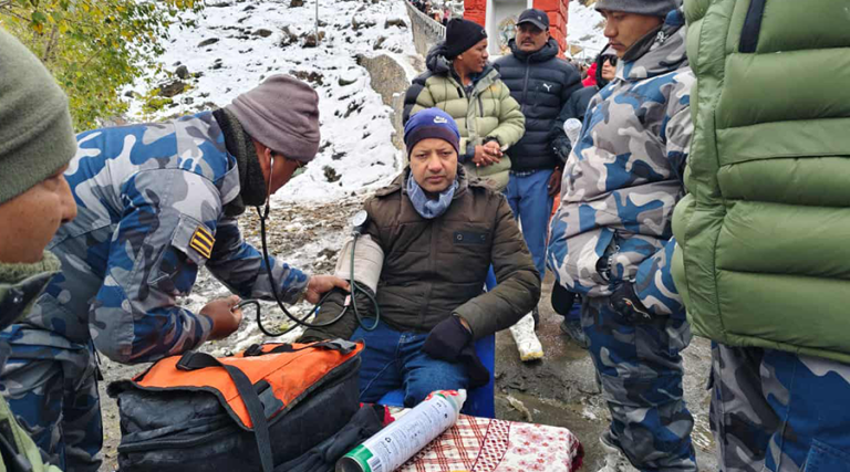 मुस्ताङ भ्रमणमा रहेका आन्तरिक पर्यटककाे स्वास्थ्य परीक्षण
