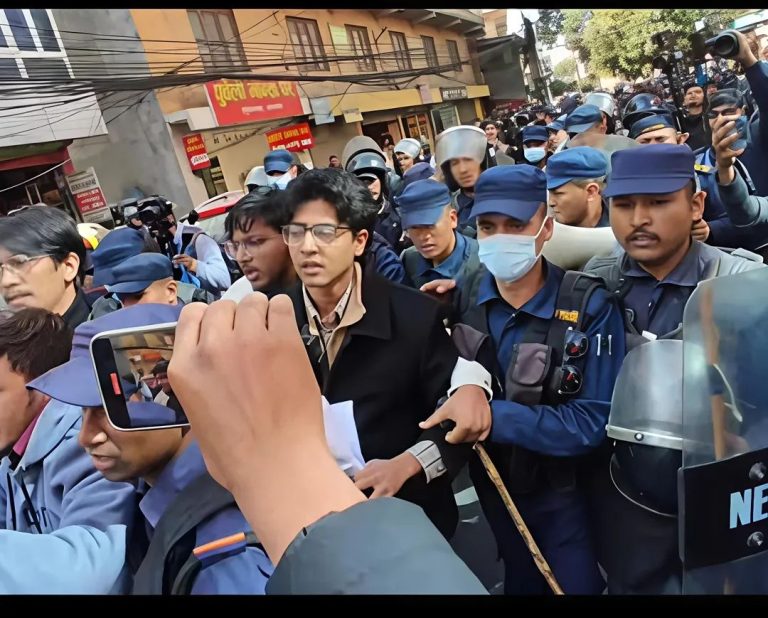 मिराज ढुंगाना समूहले  गर्याे सिंहदरबार गेटमा प्रदर्शन