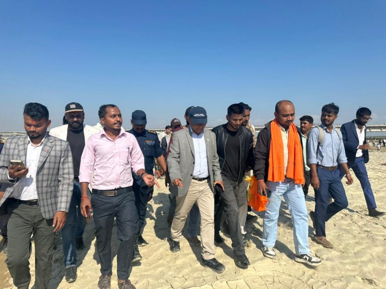 मन्त्री घिसिङले गरे कमला नदीमा निर्माणाधीन समस्या ग्रस्त पुलको स्थलगत निरिक्षण