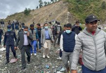 काठमाडौंको फोहोर नउठेपछि बन्चरे डाँडा फिल्डमै खटिए कुलमान (फोटो फिचर)