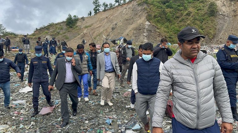 काठमाडौंको फोहोर नउठेपछि बन्चरे डाँडा फिल्डमै खटिए कुलमान (फोटो फिचर)