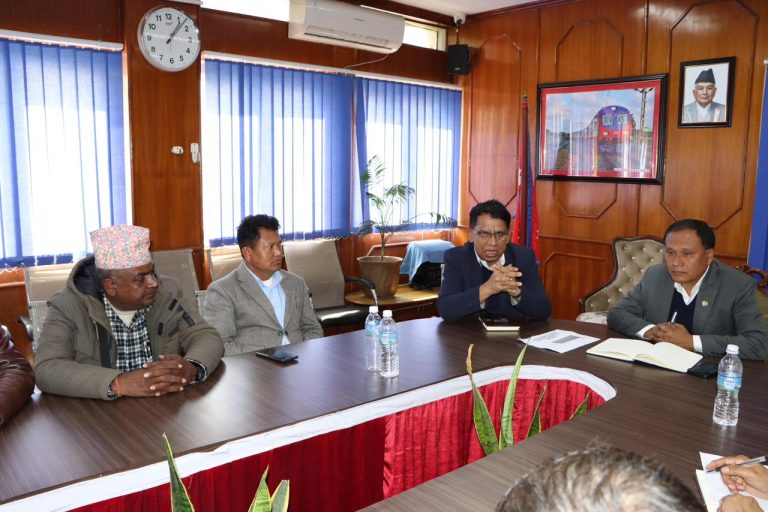 नयाँ नयाँ माग थप्दै काठमाडौंको फोहोर फाल्न अवरोध, हात उठाउने कुलमानको चेतावनी