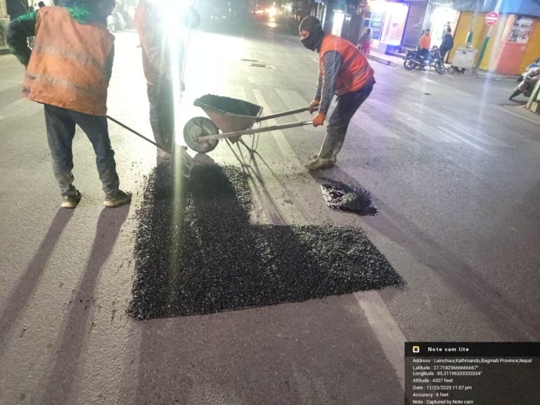 यसरी पुरिँदैछ काठमाडौंको सडकका खाल्डा (फोटो फिचर)