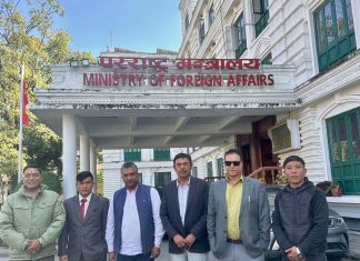 ल्हेन्दे खोलाको बाढीले ट्रक व्यवसायीलाई लाखौँको क्षति, चीनतर्फ रोकिएका कन्टेनर शीघ्र ल्याउन परराष्ट्र मन्त्रालयसँग महासंघको माग