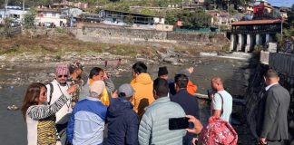 मन्त्री घिसिङद्वारा बागमती नदी करिडोरका ढल व्यवस्थापन र सडक स्तरोन्नतिको निरीक्षण