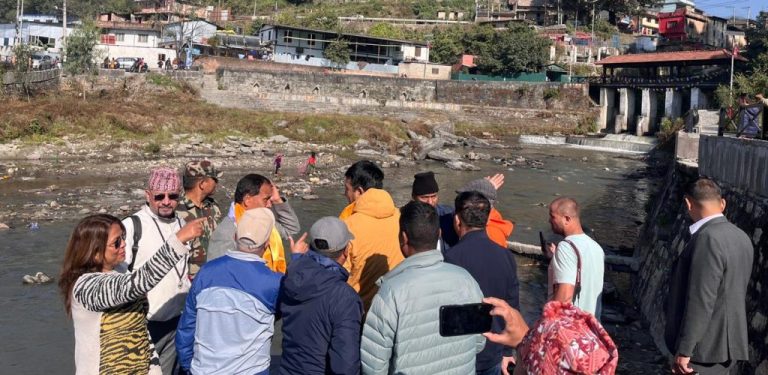 मन्त्री घिसिङद्वारा बागमती नदी करिडोरका ढल व्यवस्थापन र सडक स्तरोन्नतिको निरीक्षण