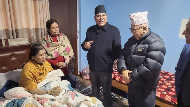 झलनाथ खनाल पत्नीलाई भेट्न पुगे प्रचण्ड र माधवकुमार