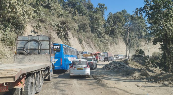 शीतलहरले सडक चिप्लो भएपछि दाउन्नेमा १५ घण्टा देखि जाम