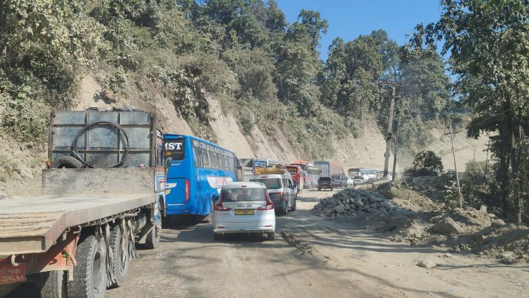 शीतलहरले सडक चिप्लो भएपछि दाउन्नेमा १५ घण्टा देखि जाम