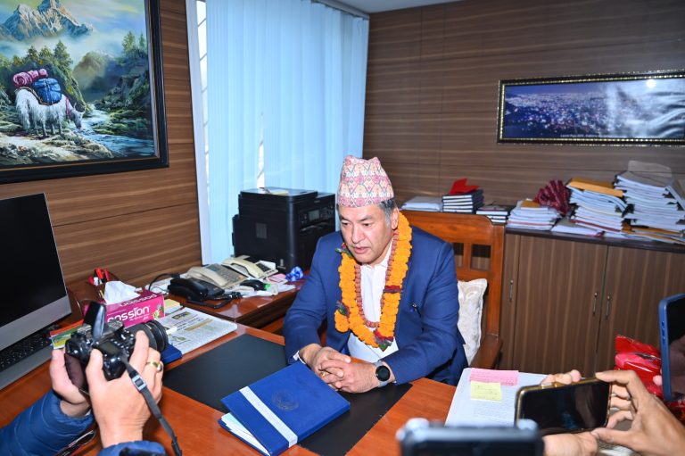 कार्यभार सम्हाल्दै शाक्यले भने ‘बाँकी कार्यकाल अझ बढी मिहिनेतको साथ काम गर्छु’
