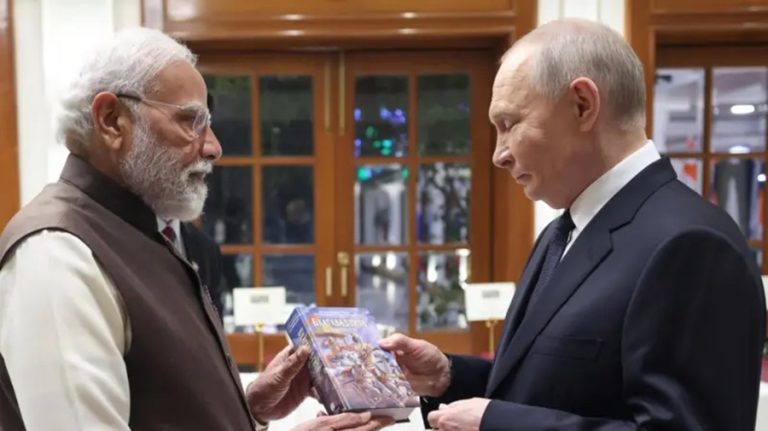 पुटिनलाई माेदिले दिए गीता उपहार