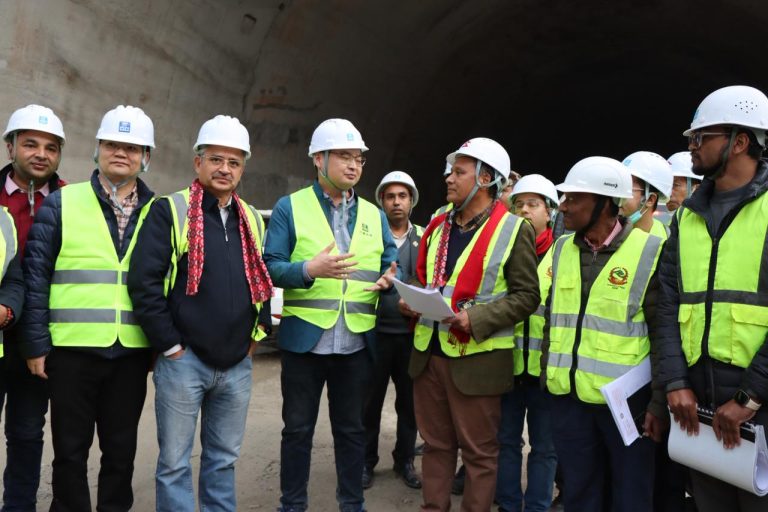 सिद्धबाबा सुरुङ निर्माण ६५ प्रतिशत सम्पन्न, भौतिक मन्त्रीले गरे निरिक्षण