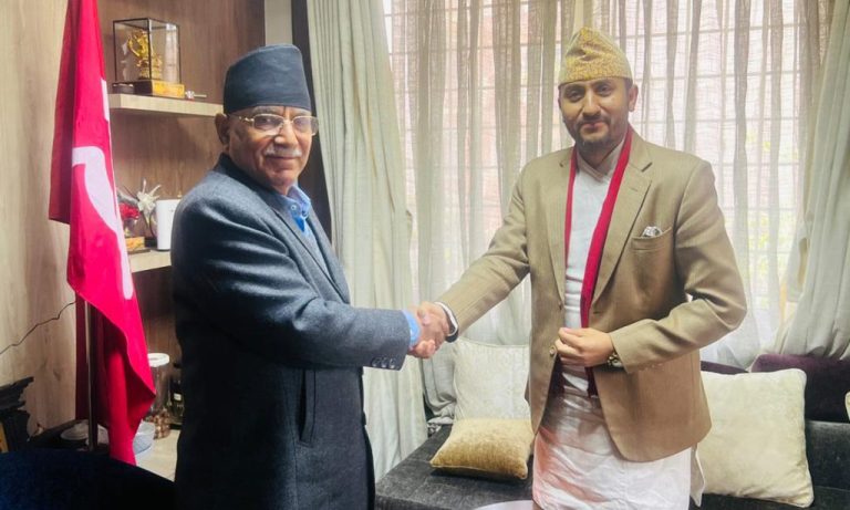 प्रचण्ड भेट्न  हात्तीबन पुगे सञ्चारमन्त्री