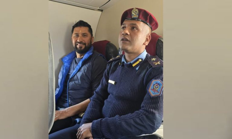भरतपुर विमानस्थल जाने बुद्ध एयरको जहाज चढे लामिछाने