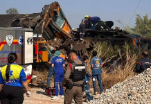 गुडिरहेको रेलमा क्रेन खस्दा २२ जनाको मृत्यु