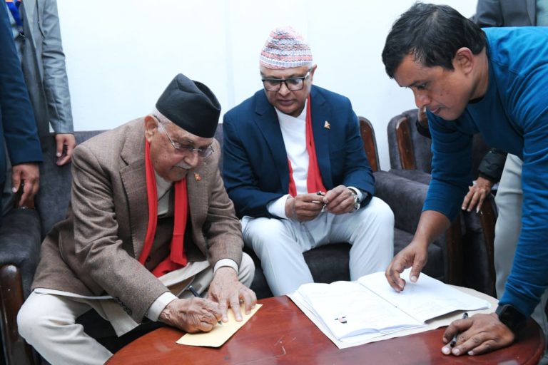केपी शर्मा ओलीले झापा–५ बाट गरे उम्मेदवारी दर्ता