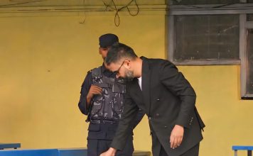 उडेको केहिबेरमा हेलिकप्टरबाट काठमाडौं नै फर्किए बालेन शाह