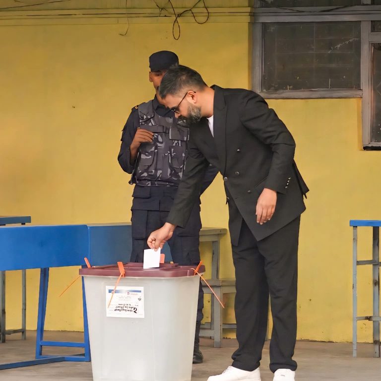 उडेको केहिबेरमा हेलिकप्टरबाट काठमाडौं नै फर्किए बालेन शाह