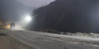 रात्री बसमा ढुंगा खसेको स्थान तुइन खोलाको पहिरोमा ‘फ्लड लाइट’ जडान