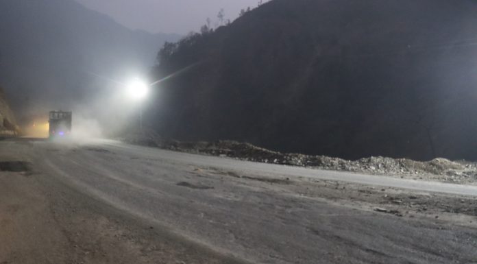 रात्री बसमा ढुंगा खसेको स्थान तुइन खोलाको पहिरोमा ‘फ्लड लाइट’ जडान