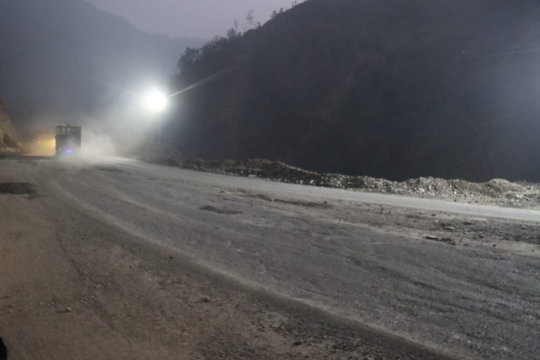 रात्री बसमा ढुंगा खसेको स्थान तुइन खोलाको पहिरोमा ‘फ्लड लाइट’ जडान