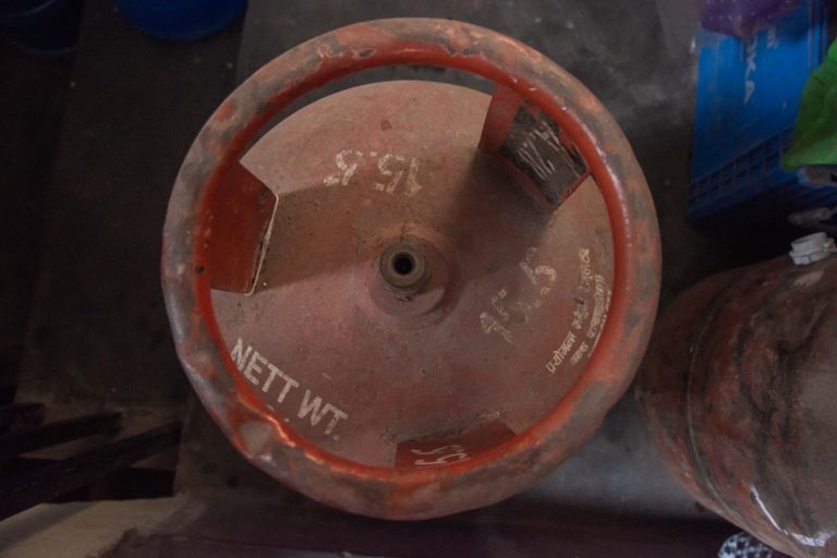 ग्यास र सवारी इन्धनको कृत्रिम अभाव सिर्जना गर्नेलाई काठमाडौं महानगरले कारबाही गर्ने