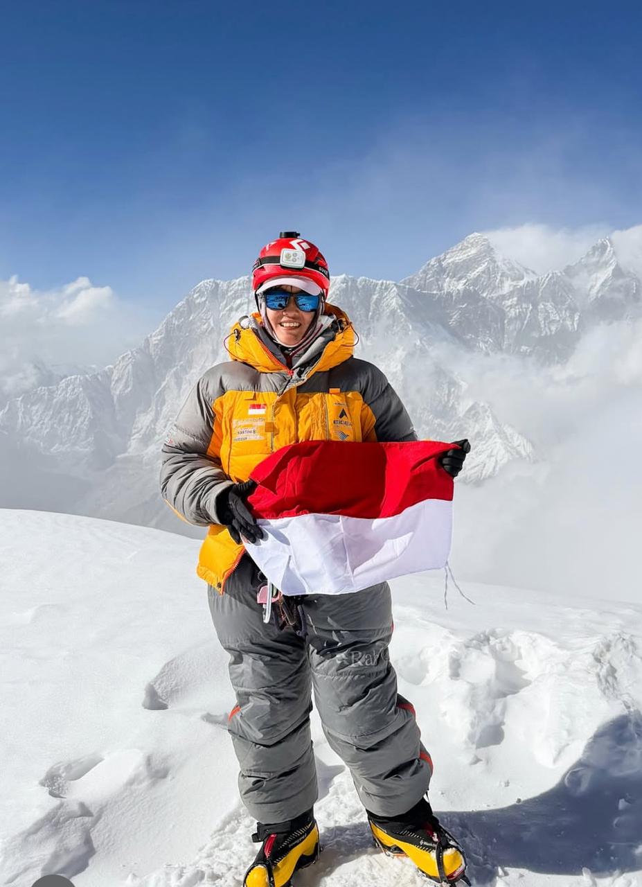इन्डोनेसियाली महिला आरोहीद्वारा ६ हजार ८१२ मिटर अग्लो आमादब्लमको सफल आरोहण