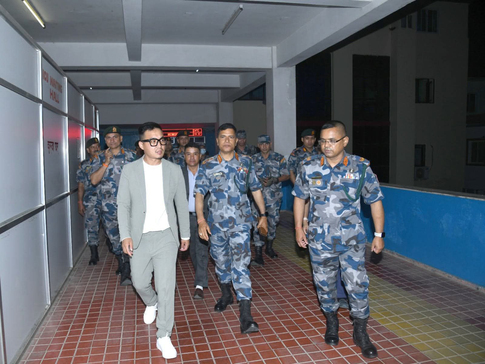तालिमका क्रममा बेहोस भएका प्रहरीलाई भेट्न सुधन गुरुङ पुगे अस्पताल