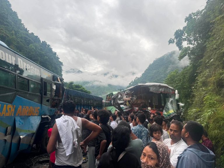जलविरेमा ३ वटा सवारीसाधन एकआपसमा ठाेकिए