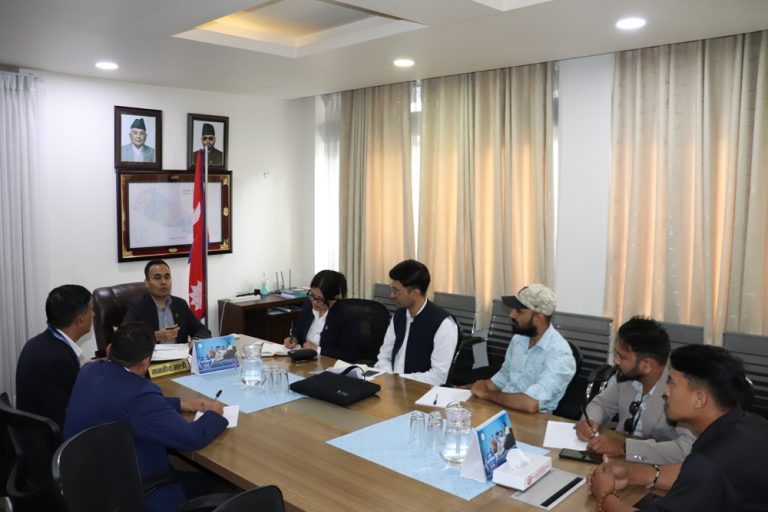 स्थानीयको गुनासोपछि बञ्चरेडाँडाको फोहार व्यवस्थापन गर्न सञ्चारमन्त्रीको निर्देशन