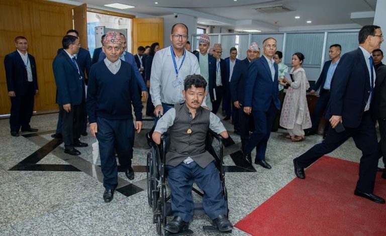सिंहदरबारभित्रका सरकारी कार्यालयमा अब ह्वीलचियर र सहजकर्तासहितको सेवा