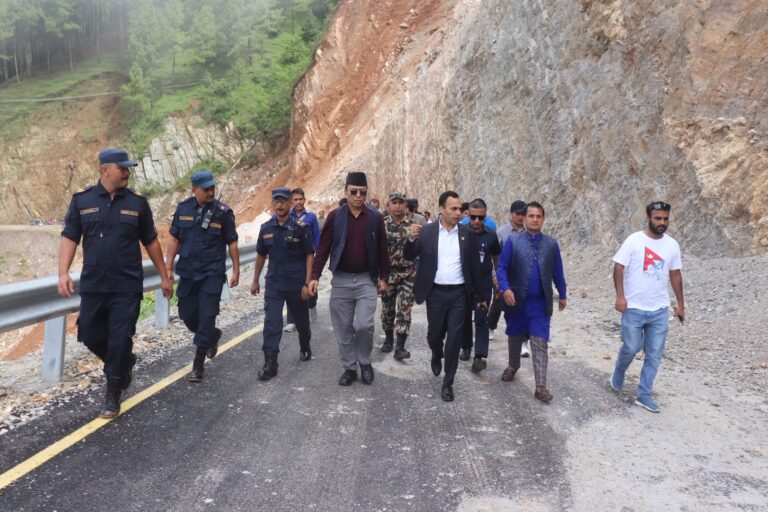 नुवाकोटका पहिरो प्रभावित क्षेत्रको सञ्चारमन्त्री तिमिल्सिनाद्वारा स्थलगत निरीक्षण