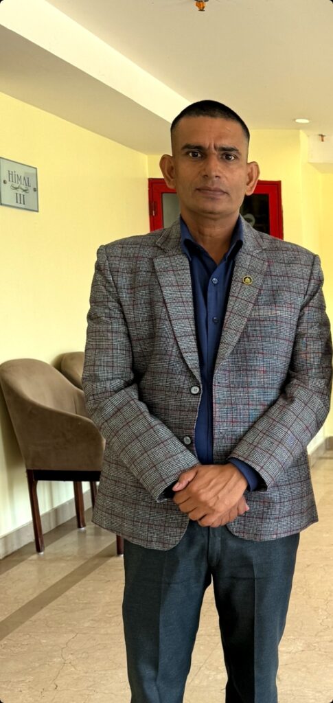 मोबाइलको कभर र सिसा फेर्दा ३५० तिरेका प्रहरी नायब निरीक्षकलाइ १० लाख करदाता प्रोत्साहन बम्पर