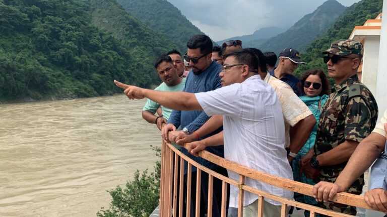 कोशी कटान क्षेत्रको अवलोकनमा ऊर्जा मन्त्री
