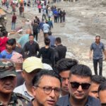 बाढी प्रभावित क्षेत्र पुगेर अर्थमन्त्रीको ढाडस : ढुक्क हुनुहोस्, स्रोतको अभाव हुन दिनेछैनौँ
