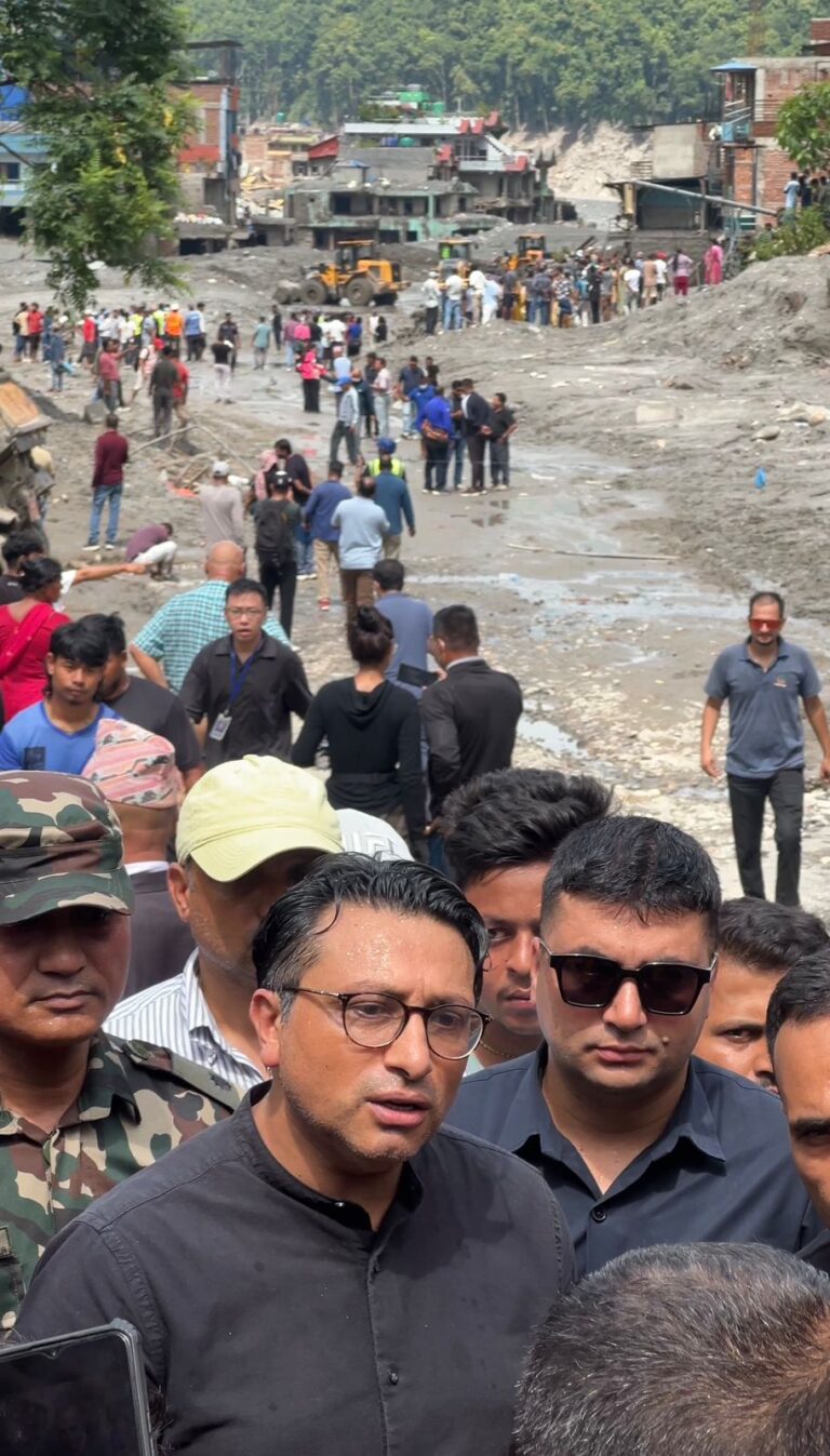 बाढी प्रभावित क्षेत्र पुगेर अर्थमन्त्रीको ढाडस : ढुक्क हुनुहोस्, स्रोतको अभाव हुन दिनेछैनौँ