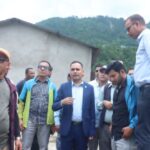पहिरो प्रभावित बस्तीको स्थलगत निरीक्षणमा सञ्चारमन्त्री तिमिल्सिना