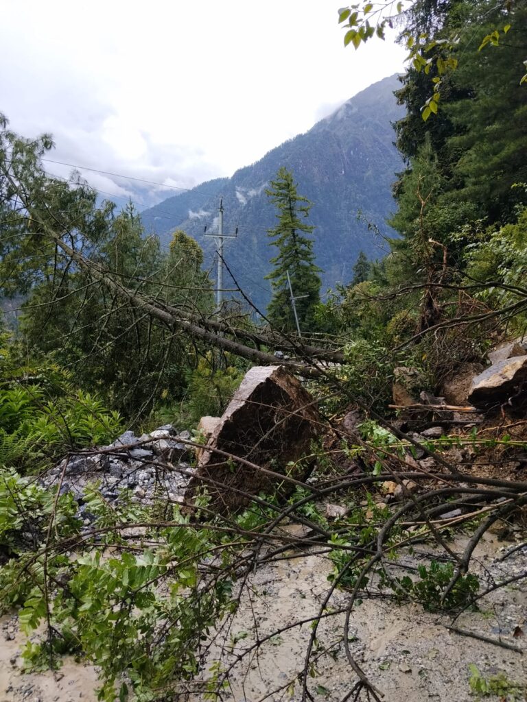 मनाङमा पहिरोका कारण ३३ केभी विद्युत् लाइन अवरुद्ध