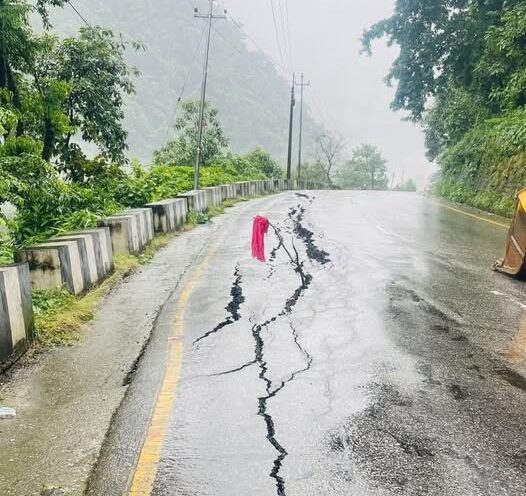 अविरल वर्षा र पहिरोले देशका धेरैजसो राजमार्ग अवरुद्ध, कुन सडकको अवस्था कस्तो ?