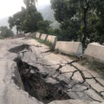 गलौँदीमा सडक भासिँयाे,  सवारी आवतजावत बन्द