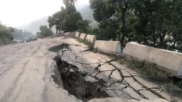 गलौँदीमा सडक भासिँयाे,  सवारी आवतजावत बन्द