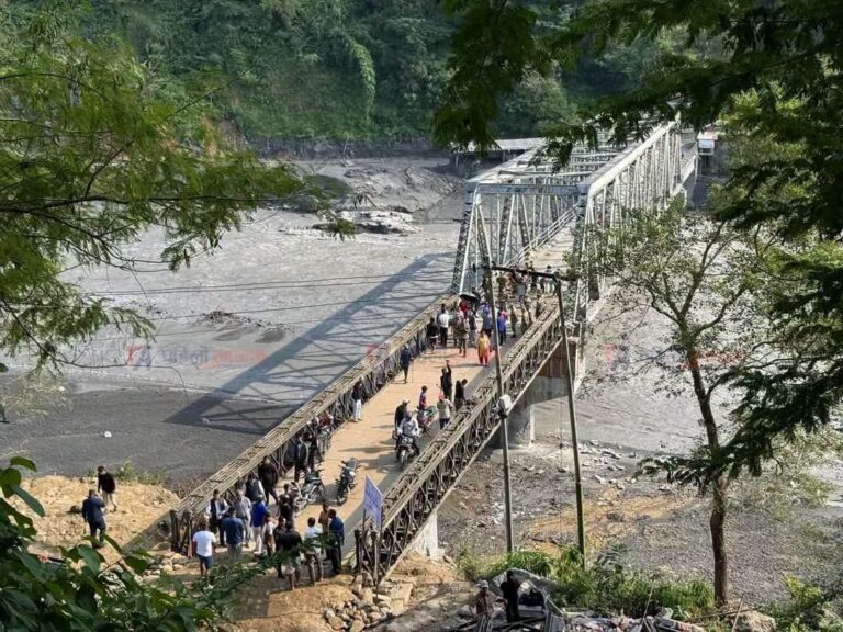 आरुघाटस्थित बूढीगण्डकीमा बन्याे बेलीब्रिज