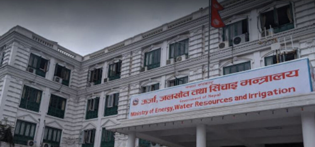 बाढीले गोरखामा अवरुद्ध विद्युत जोड्ने कार्य तीव्र, रातिसम्म आरूघाट चार्ज गर्ने प्रयास